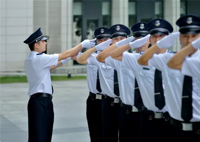 秩序員做了一件事，讓她瞬間被溫暖包圍