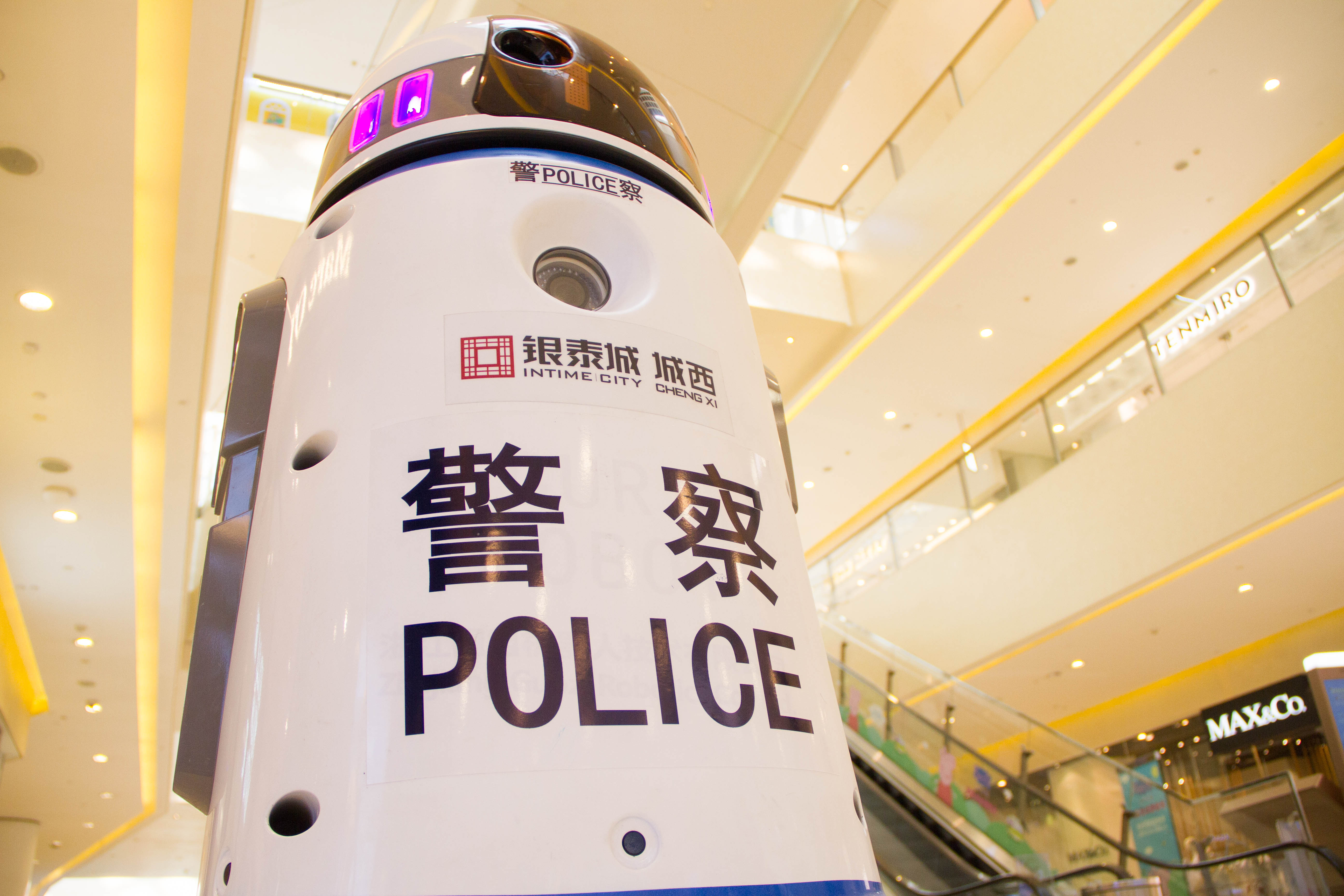 助力安保|機器人警察亮相城西銀泰城 巡邏吸睛兩不誤