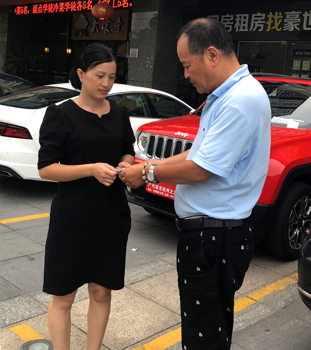 以細(xì)致 釀美好|風(fēng)尚藍(lán)灣業(yè)委會(huì)代表慰問一線物業(yè)工作人員