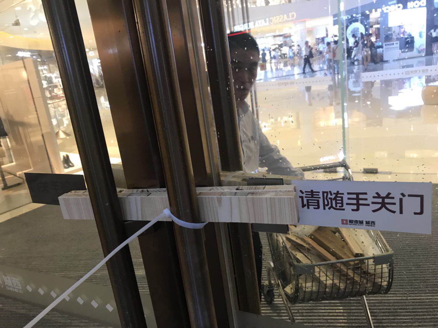 嚴陣以待|暴雨中夙夜奮戰(zhàn)，為你守護家園平安
