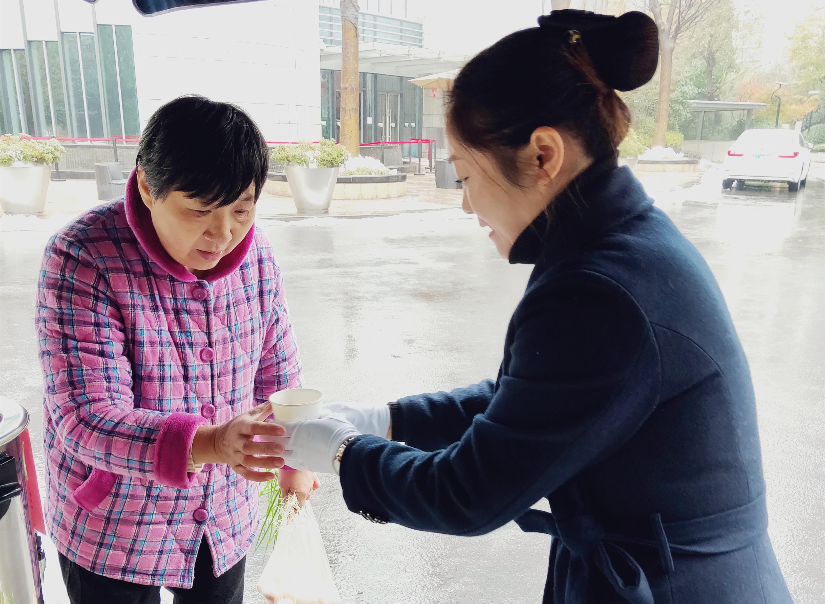 讓溫暖觸手可及|他們?yōu)榧覉@開(kāi)啟“暖冬”模式，把寒冷拒之門(mén)外