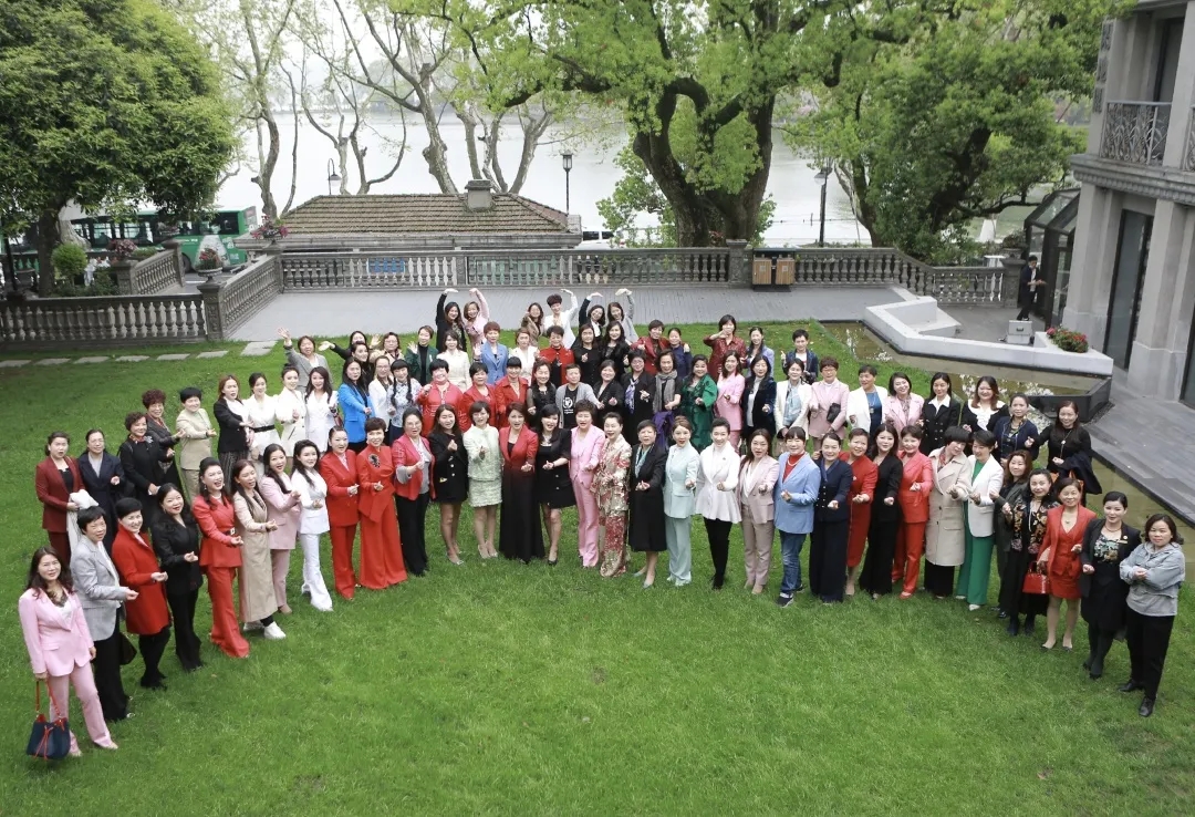 南都物業(yè)服務(wù)集團(tuán)被授予“脫貧攻堅(jiān)模范企業(yè)”榮譽(yù)，董事長韓芳榮獲”公益大使“稱號